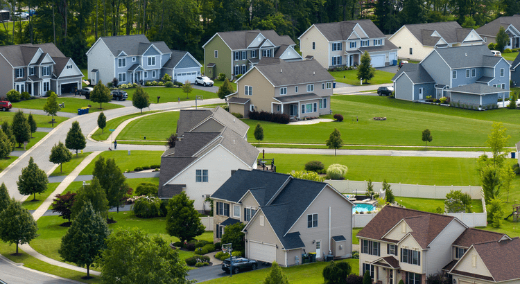 Couple touring homes during a more buyer-friendly summer market